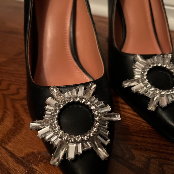 Black high heals with brooch embellishment - Picture 2 of 6